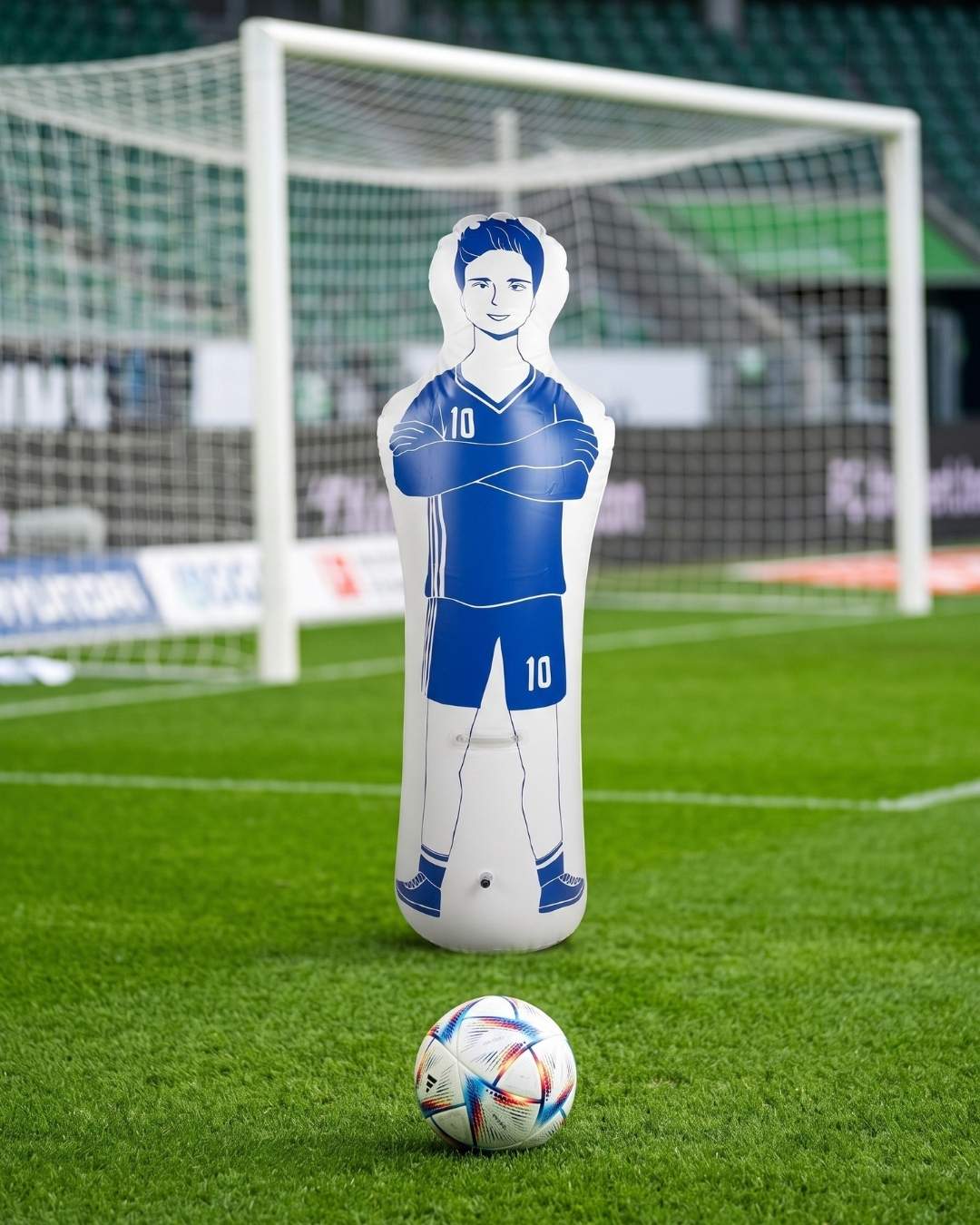 Muñeco inflable para entrenamiento de fútbol en la cancha