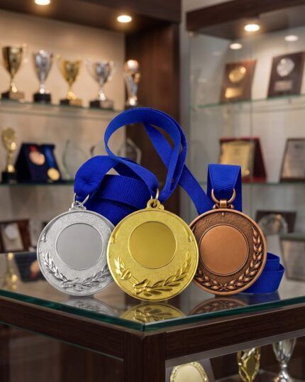 Medalla de premiación de hierro con cinta en oro, plata y bronce