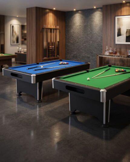 Mesa de pool con tacos y bolas en paño azul y verde