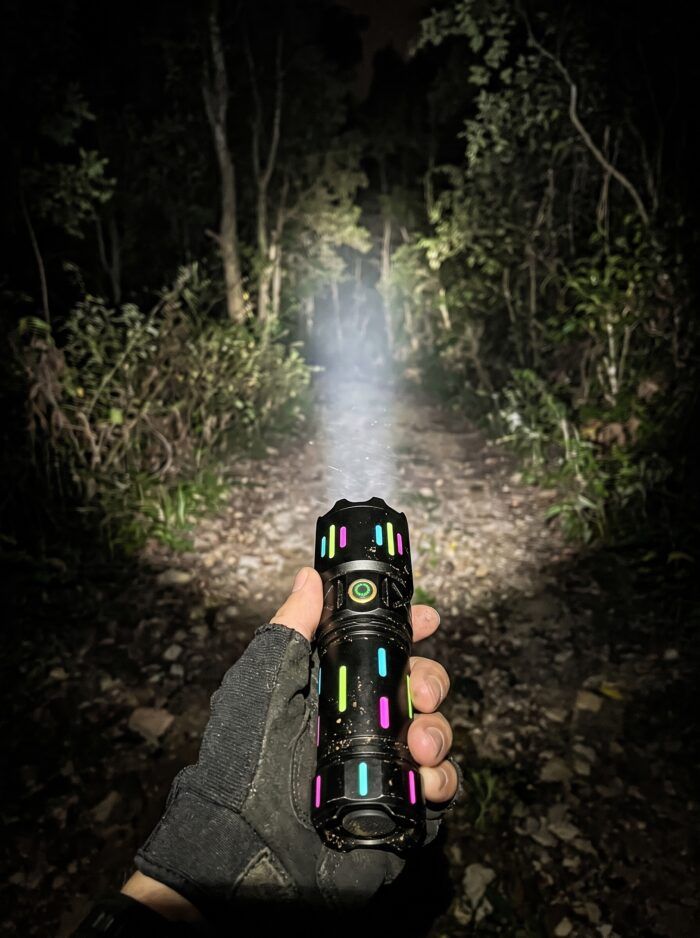 Linterna recargable con tira fluorescente